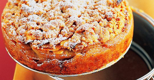 This Apple-Pie Cake Is A Cross Between A Pie And A Fruit Crisp !!