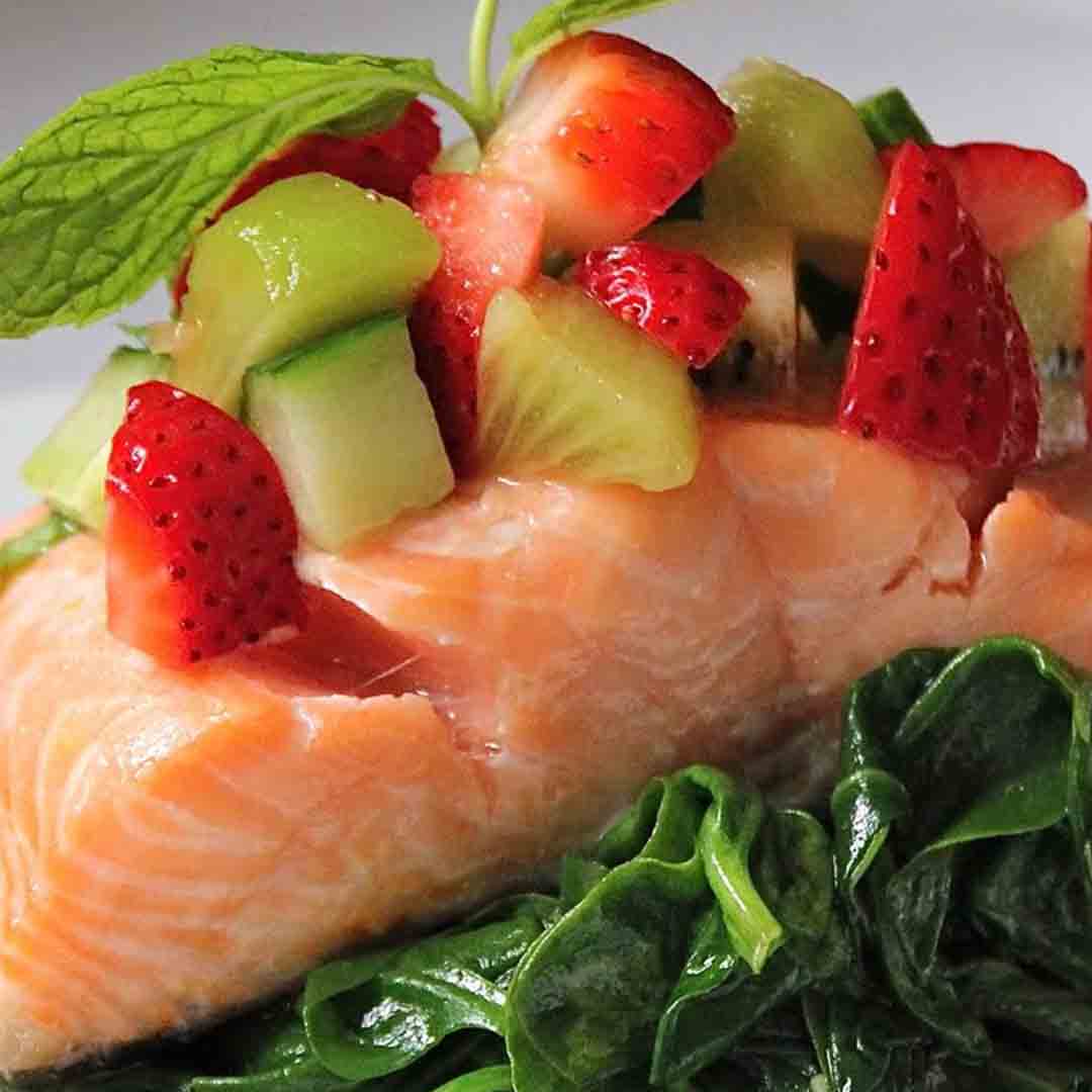 Baked Salmon With Spinach And Strawberry Salsa [Skinnyfied]