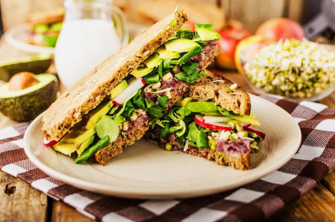 Sandwich With Beet Hummus & Greens – 5 Smart Points