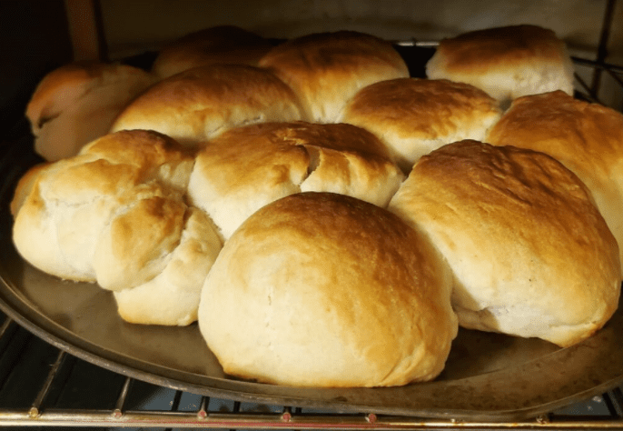 MOMMY’S EASY YEAST DINNER ROLLS