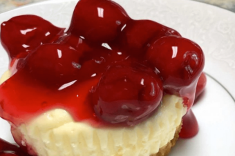 MINI CHERRY CHEESECAKE