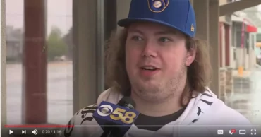 Delivery Man Takes Pizza To House, About To Leave When He Notices Woman Mouthing ‘Help Me’