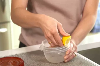 How to Remove Stains and Smells from Plastic Food Containers (Video)