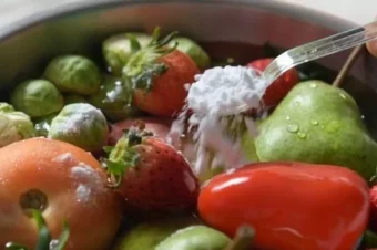 How to Use Baking Soda to Wash Off 96% of All Toxic Pesticides from Your Fruits and Vegetables