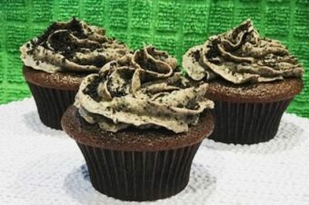 Chocolate Cupcakes With Cream Cheese-Oreo®-Buttercream Frosting !!