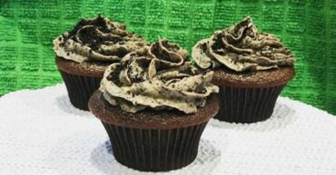Chocolate Cupcakes With Cream Cheese-Oreo®-Buttercream Frosting !!